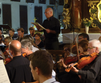 Orchestr a bas v Bechyňském kostele