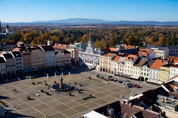 Het centrale plein, gezien vanaf de Zwarte Toren