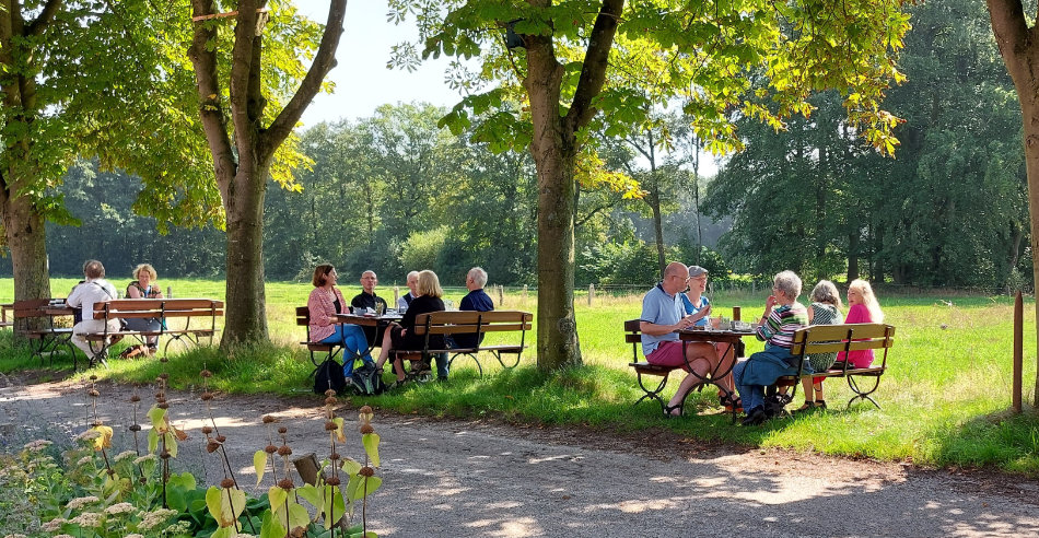 Lunch en diner vinden buiten plaats, als het weer het toelaat