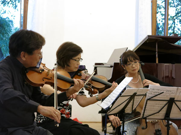 Japanese participants playing chamber music in Bechyně